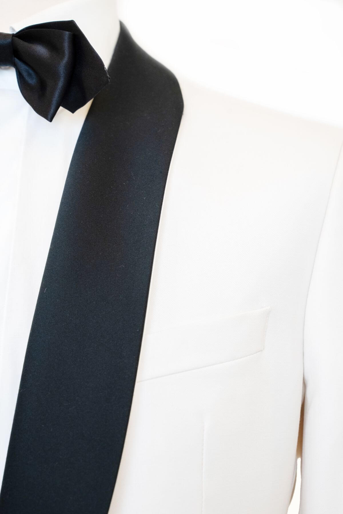 canissi-james-feher-alapon-fekete-salgalleros-szmoking-oltony-CAN-252-4-can-252 – CAN-252