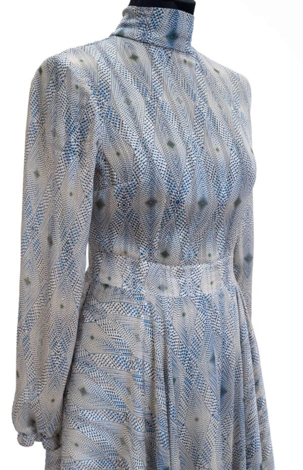 canissi-jasmine-kek-mintas-selyem-ruha-zart-nyakresszel-CAN-428-2-can-428 – CAN-428