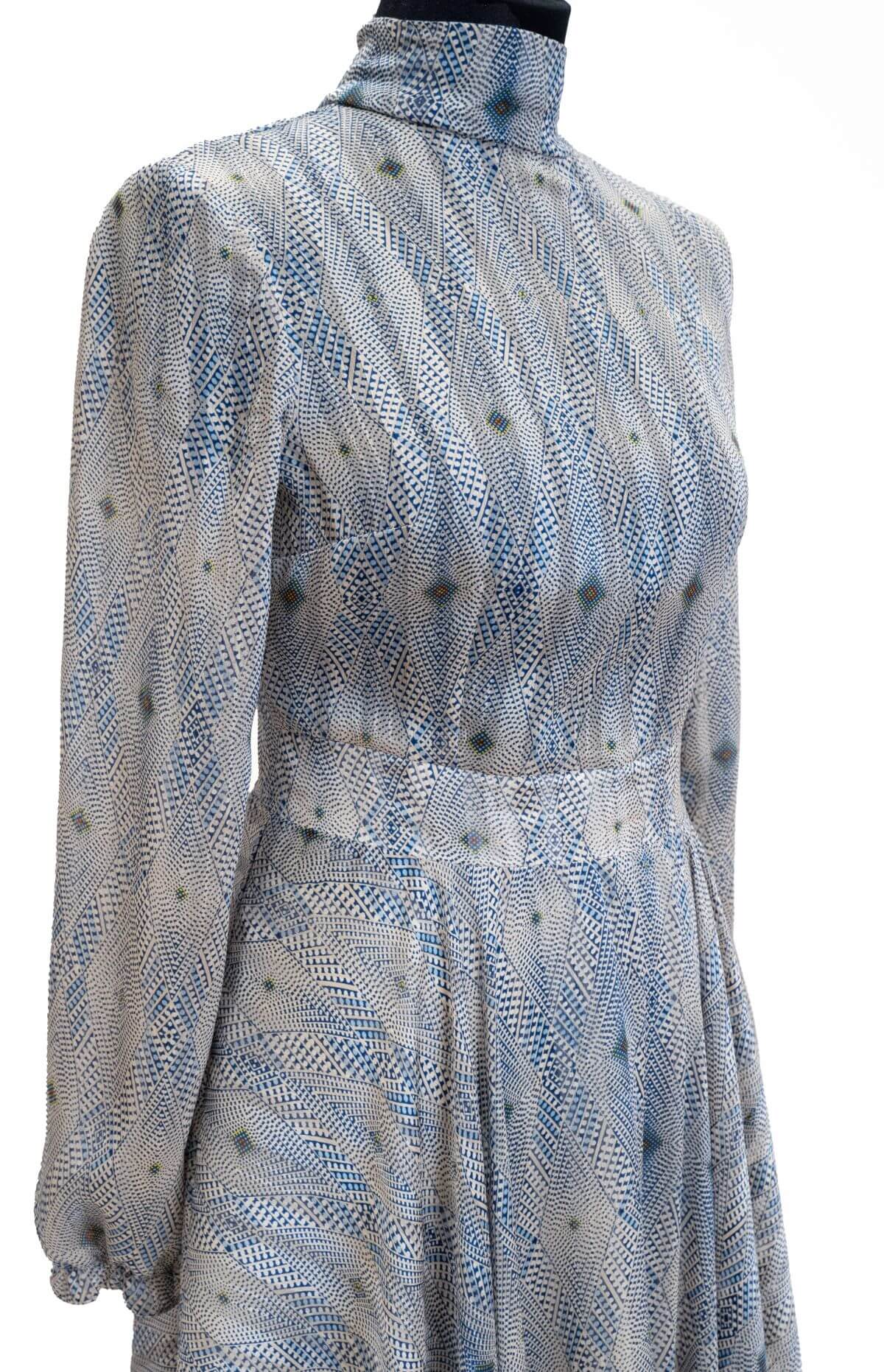 canissi-jasmine-kek-mintas-selyem-ruha-zart-nyakresszel-CAN-428-2-can-428 – CAN-428